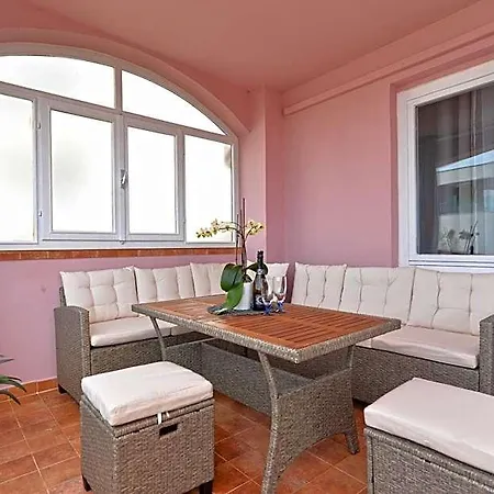 742 Pula