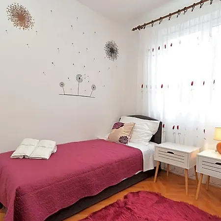 Hotel 742