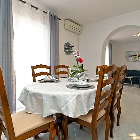 742 3* Pula